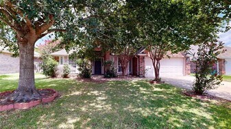 327 Bernburg Ln in College Station, TX - Building Photo