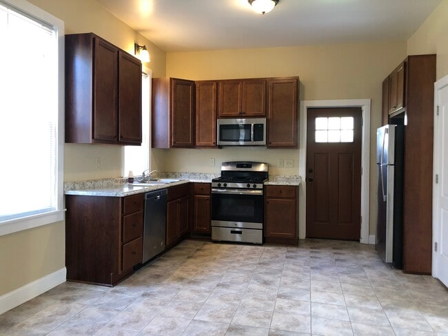 2180 S Robinson Ave, Unit LOWER in Milwaukee, WI - Building Photo - Building Photo