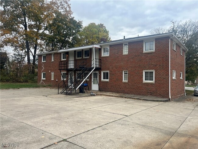 476 Graham Rd in Cuyahoga Falls, OH - Building Photo - Building Photo