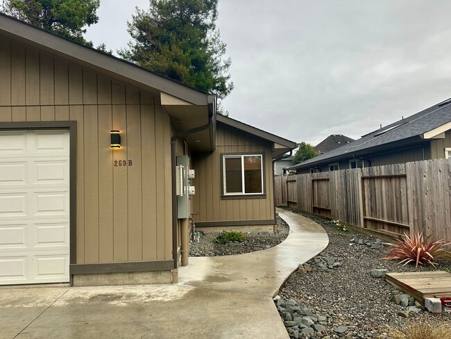 259 Hodgson St in Eureka, CA - Building Photo - Building Photo