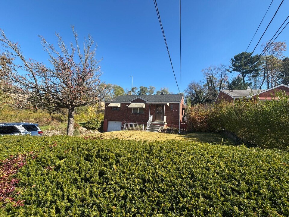 214 McMasters Ave in Monroeville, PA - Building Photo