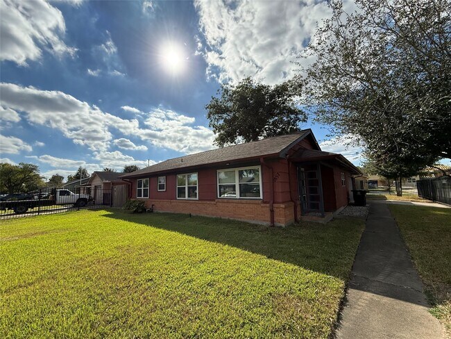 1857 Huge Oaks St in Houston, TX - Building Photo - Building Photo