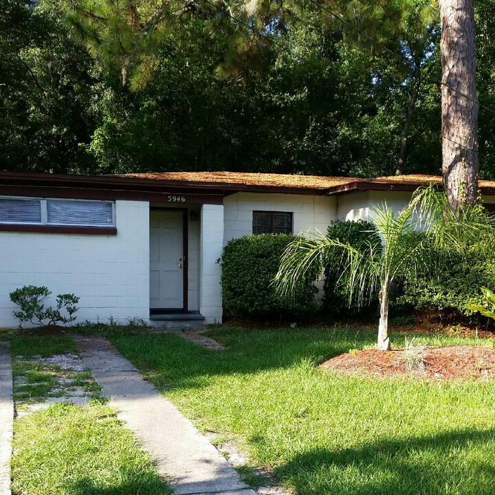 5946 Oaklane Dr in Jacksonville, FL - Foto de edificio