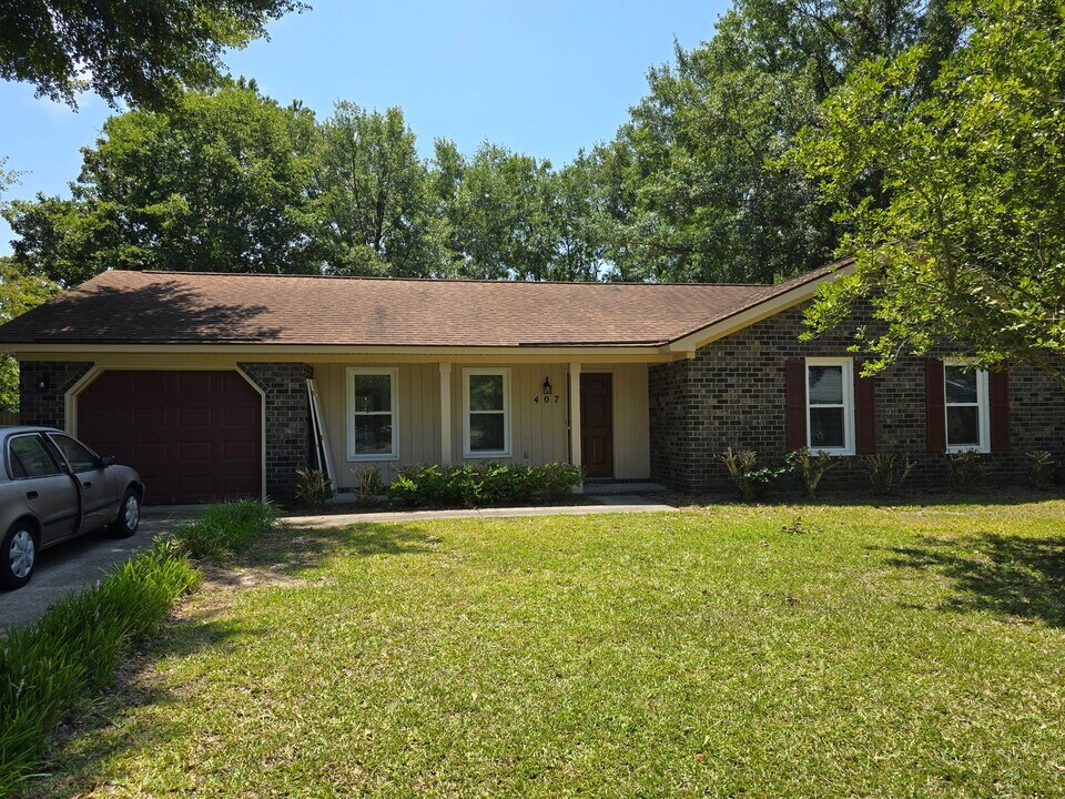 407 Indian Dr in Summerville, SC - Building Photo
