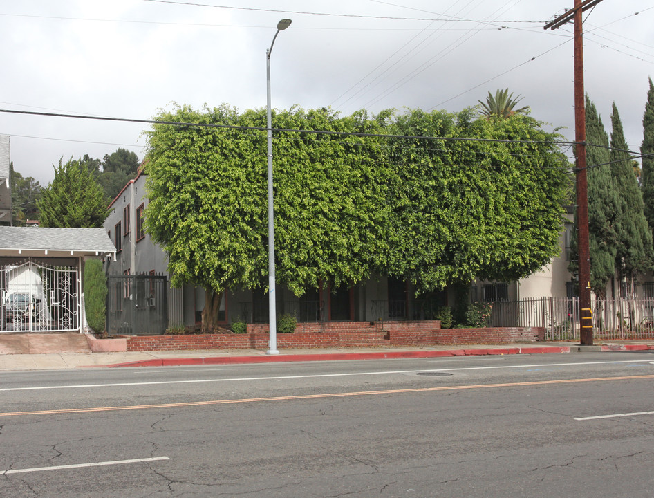 5667 Franklin Ave in Los Angeles, CA - Building Photo