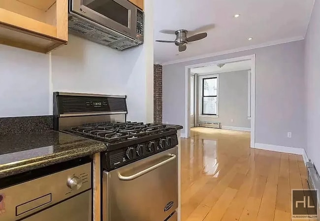 Bedford Street in New York, NY - Building Photo - Building Photo