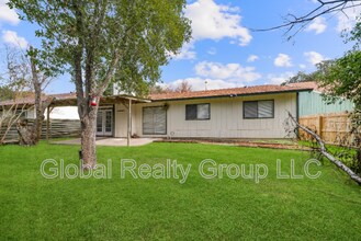 8227 Bowens Crossing in San Antonio, TX - Building Photo - Building Photo