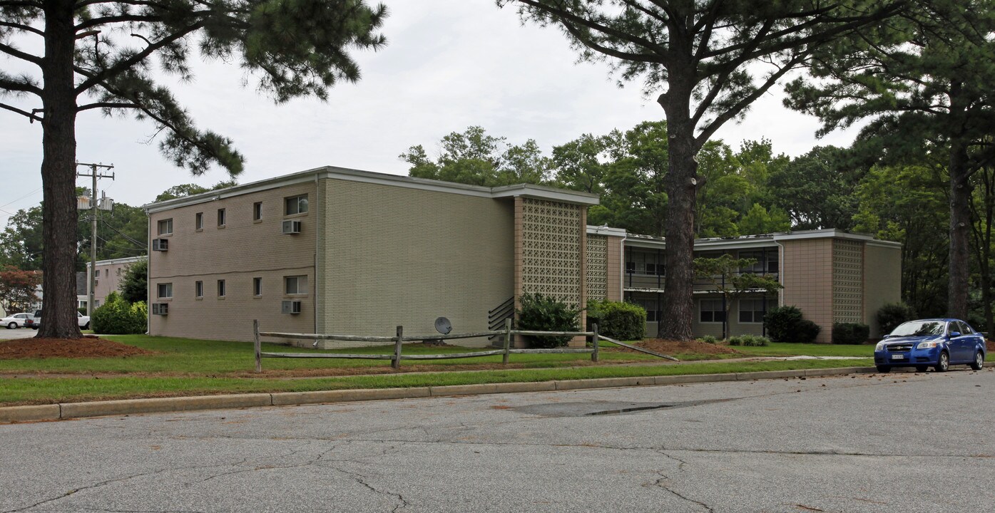 Lenox Garden Apartments in Norfolk, VA - Building Photo