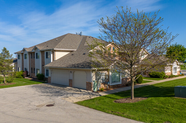 The Willows in New Berlin, WI - Foto de edificio - Building Photo