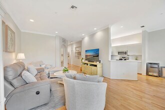 400 L'Ambiance Cir in Naples, FL - Building Photo - Building Photo