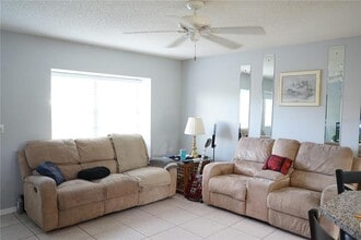 424 Lake Point Ct in Sun City Center, FL - Building Photo - Building Photo