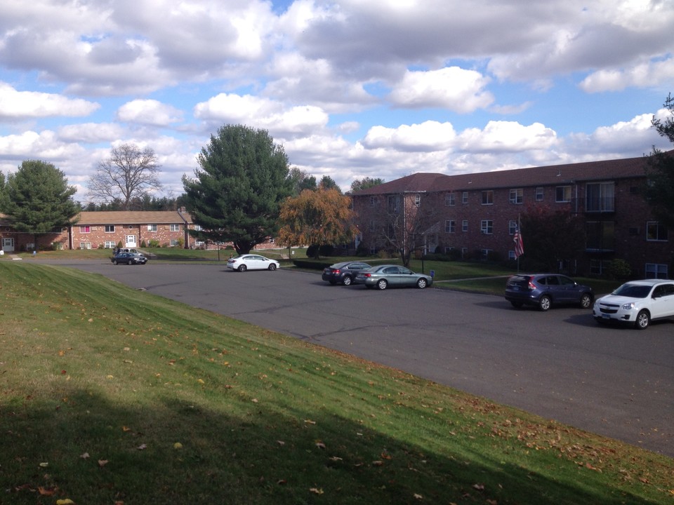 Pond View Apartments in Cheshire, CT - Building Photo