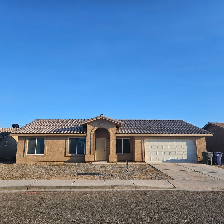 7937 E 42nd Pl in Yuma, AZ - Building Photo