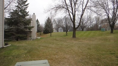17490 Pond Cir in Eden Prairie, MN - Building Photo - Building Photo