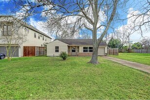 4627 Maple St in Bellaire, TX - Building Photo