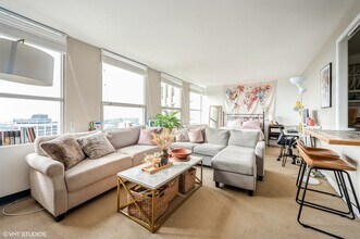 2626 N Lakeview Ave in Chicago, IL - Building Photo - Building Photo