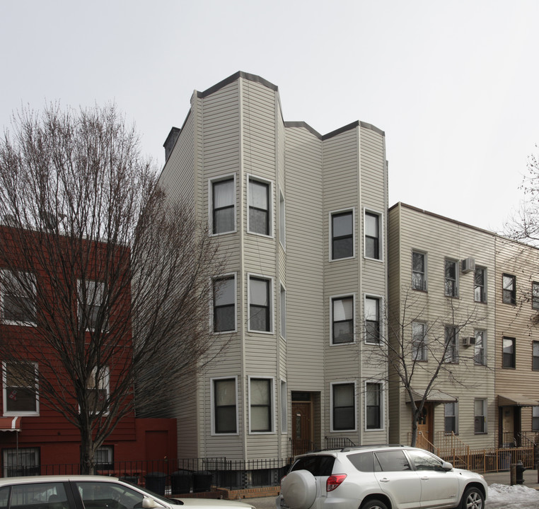 704 Leonard St in Brooklyn, NY - Foto de edificio