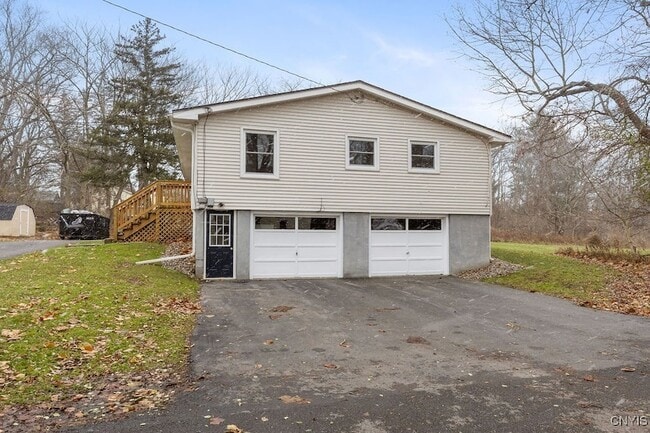 27 Mcpherson St in New York Mills, NY - Foto de edificio - Building Photo