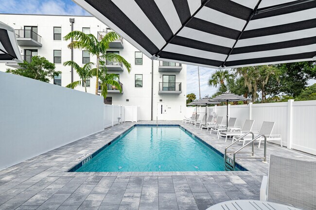 The Bella Downtown in Bonita Springs, FL - Foto de edificio - Building Photo