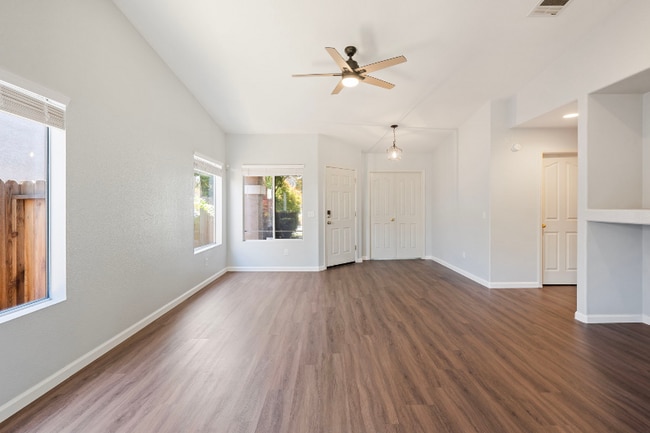 8277 Lake Willow Way in Elk Grove, CA - Building Photo - Building Photo