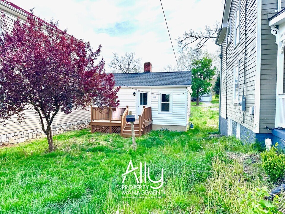 1108 W Beverley St in Staunton, VA - Building Photo