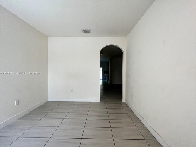 8902 NW 103rd Path in Doral, FL - Building Photo - Building Photo