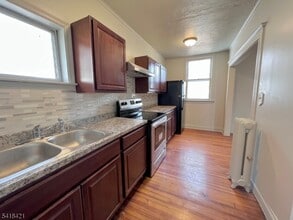 81 Monroe Pl in Bloomfield, NJ - Building Photo - Building Photo