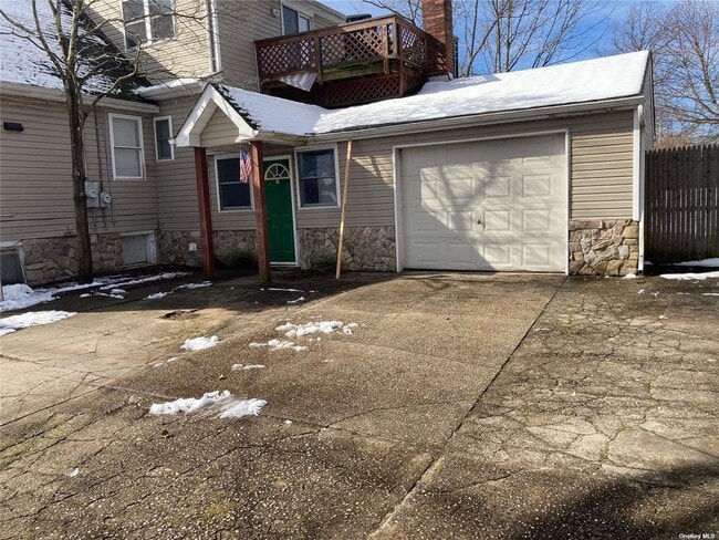 10 Lakeview Dr in Kings Park, NY - Building Photo - Building Photo