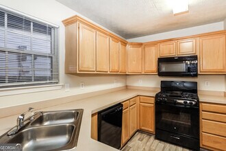 2585 Lake Royale Dr in Riverdale, GA - Building Photo - Building Photo