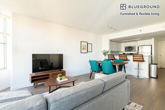 2 Townsend St in San Francisco, CA - Building Photo - Building Photo