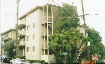 585 Macarthur Blvd in Oakland, CA - Foto de edificio - Building Photo