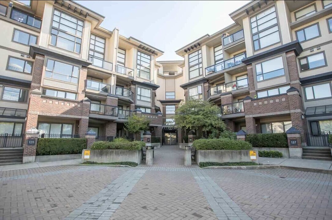 10838 City Pky in Surrey, BC - Building Photo