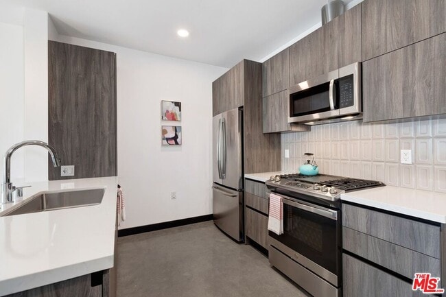 11036 Moorpark St in Los Angeles, CA - Building Photo - Building Photo