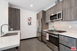 11036 Moorpark St in Los Angeles, CA - Building Photo - Building Photo
