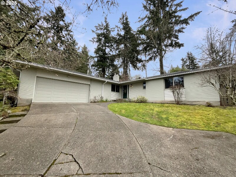 1690 SW Woodland Terrace in Lake Oswego, OR - Building Photo