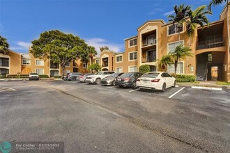 7940 N Nob Hill Rd in Tamarac, FL - Building Photo - Building Photo