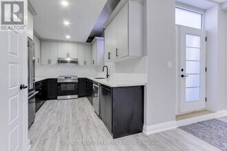 4 Valley Point Cres in King City, ON - Building Photo - Building Photo