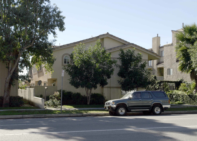 17214 Chatsworth St in Granada Hills, CA - Building Photo - Building Photo