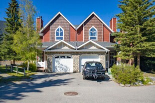 Riverview Court in Banff, AB - Building Photo