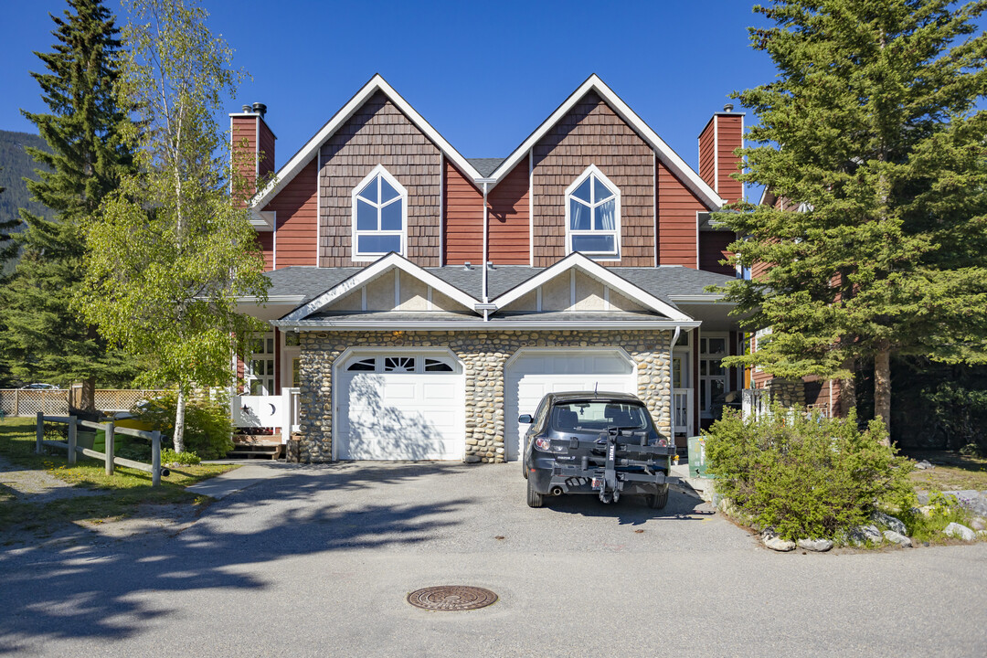 Riverview Court in Banff, AB - Building Photo