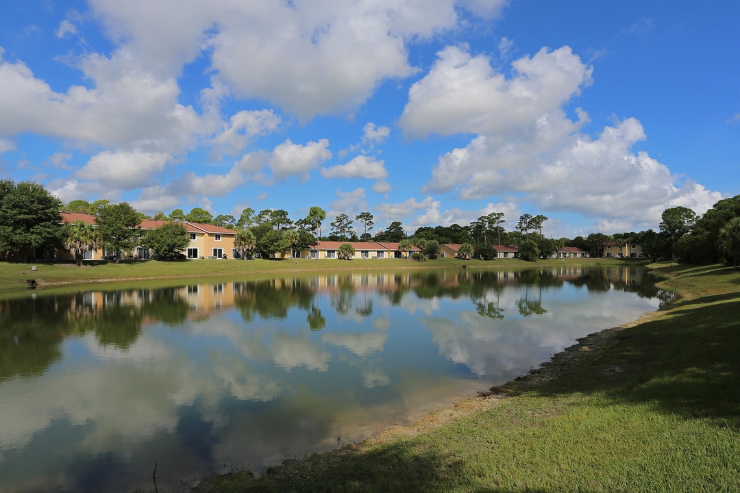 Cortez Village Townhomes in Fort Pierce, FL - Foto de edificio