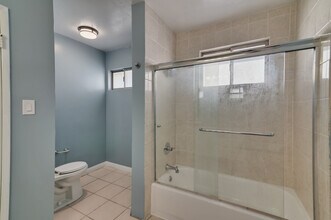 15013 Hartsook St, Unit Main House in Sherman Oaks, CA - Foto de edificio - Building Photo