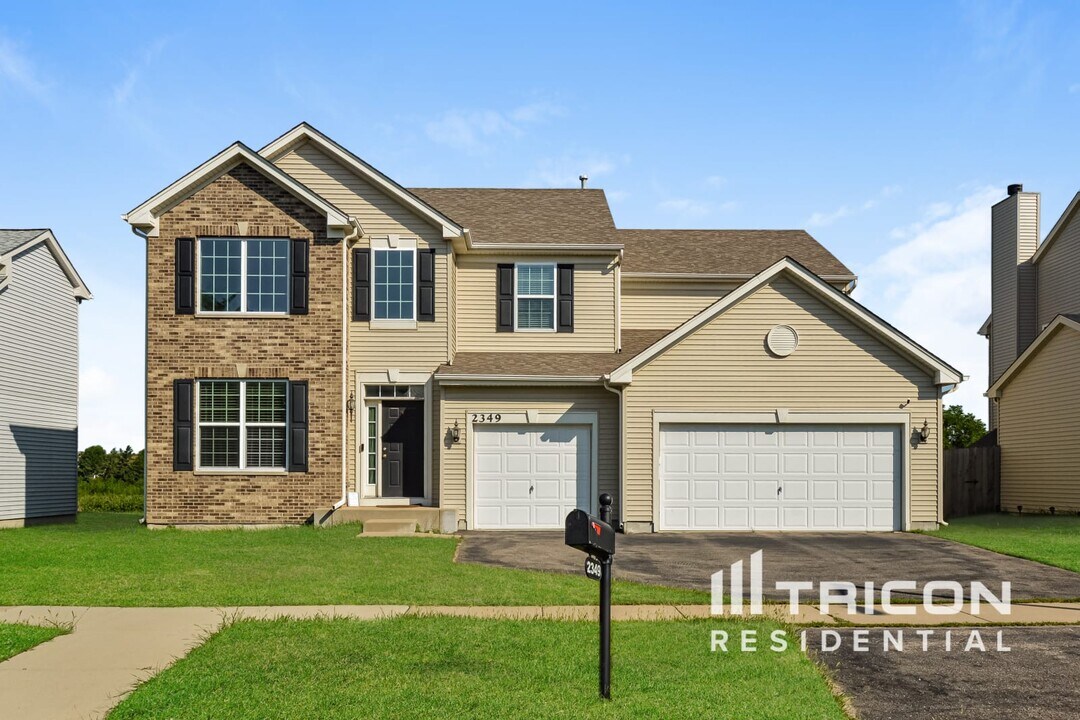 2349 Mayfield Dr in Montgomery, IL - Building Photo