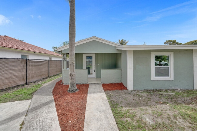 235 NW 10th Ave in Delray Beach, FL - Building Photo - Building Photo