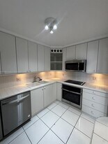 200 SE 15th Rd in Miami, FL - Building Photo