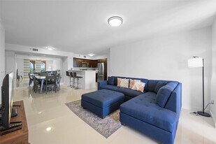 19501 E Country Club Dr in Miami, FL - Building Photo