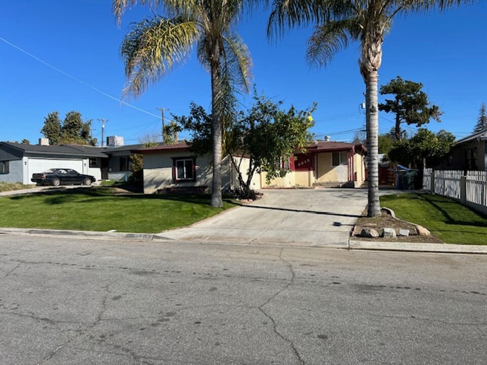 2215 Sandy Ln in Bakersfield, CA - Building Photo