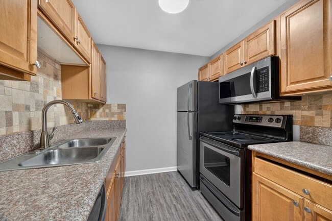 1350 N Escondido Blvd in Escondido, CA - Building Photo - Building Photo