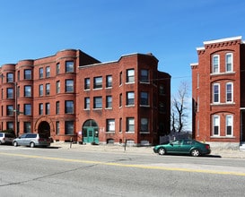 1382 Elm St in Manchester, NH - Foto de edificio - Building Photo