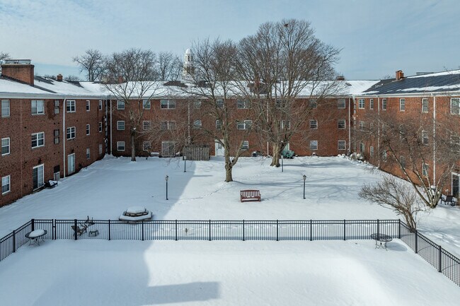 Heritage House Condominiums in Rocky River, OH - Building Photo - Building Photo